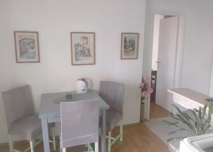 Near The Ines 公寓